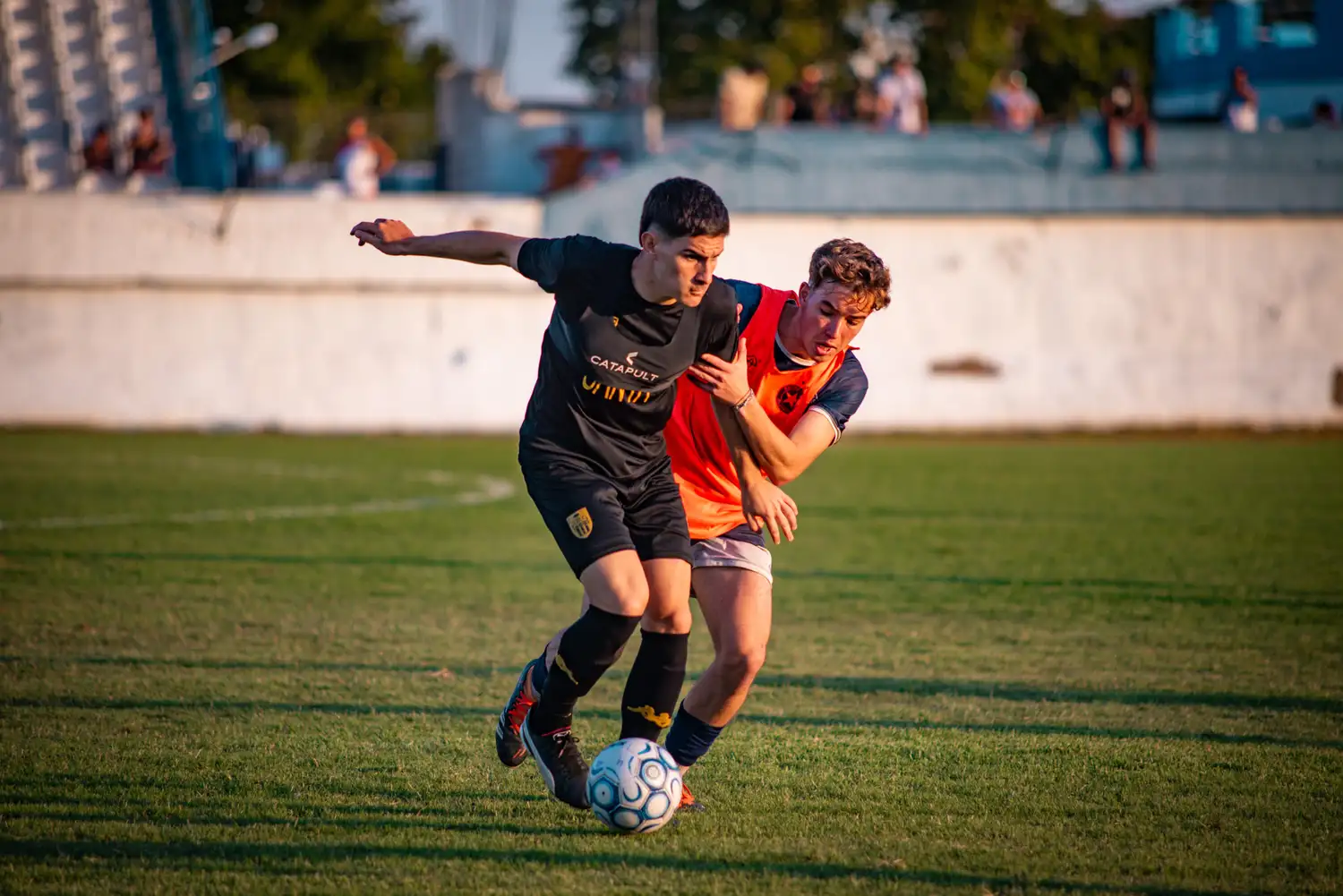 FOTO ANDRÉS AROUXET / INFOEME Mateo Palmieri, pelota al pie en el amistoso en Olavarría.