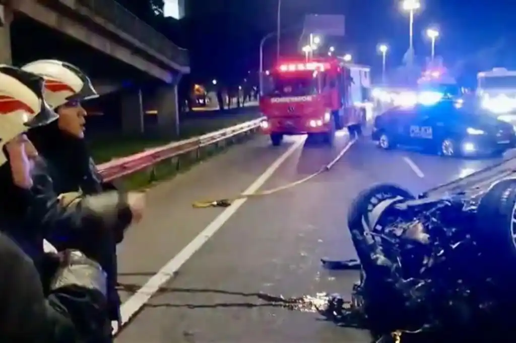 En uno de los accidentes, un auto volcó.