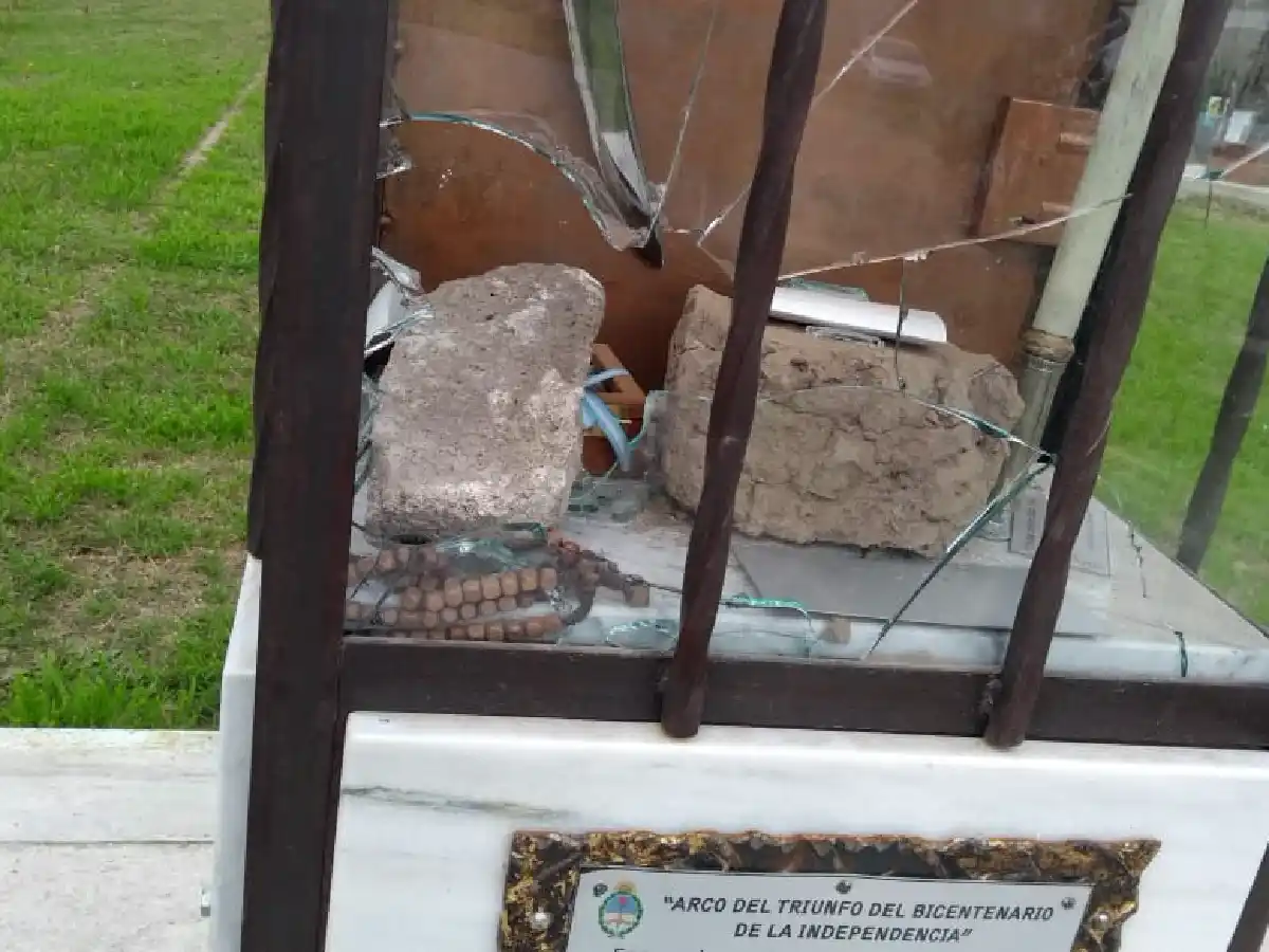 Robaron  en la plaza del Bicentenario 