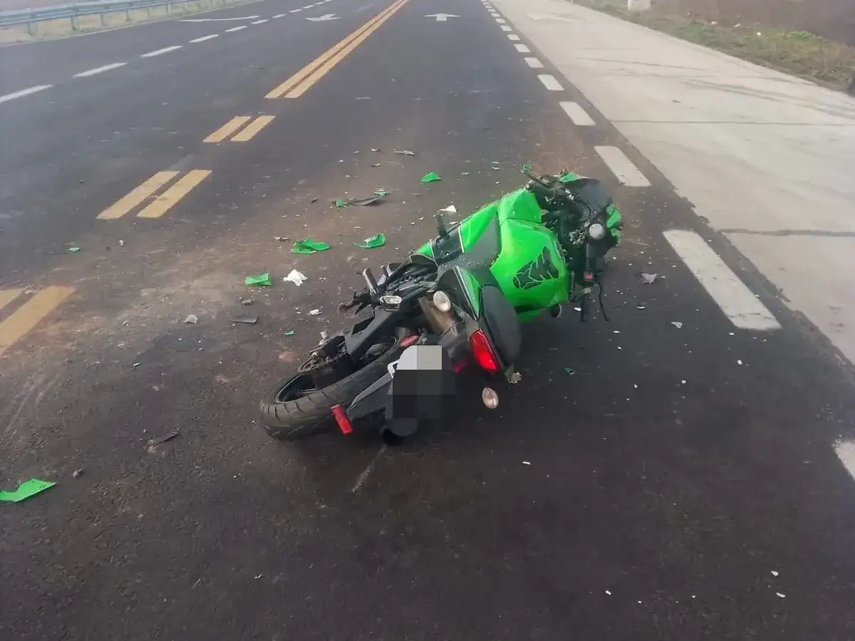 Un motociclista sufrió una lesión grave tras chocar contra un camión en el acceso a Gualeguaychú