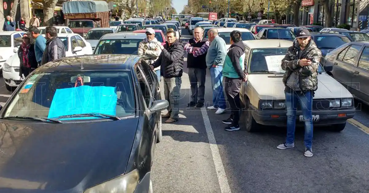 Remiseros ilegales cortaron Luro en reclamo de habilitaciones