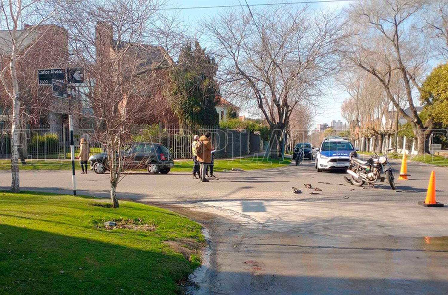 Chocó a una moto y debieron trasladar con golpes al conductor