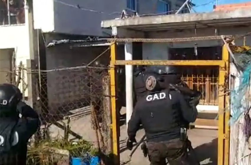 Doble allanamiento por abuso de armas: un aprehendido y dos pistolas secuestradas