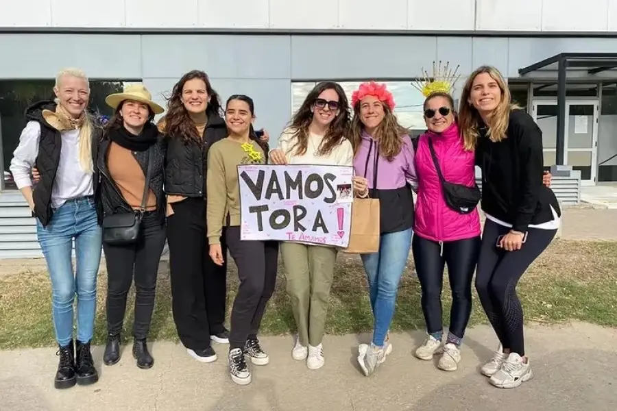 Las chicas que le hacen el aguante a su amiga con cáncer y por qué usan a Locomotora Olivera como motivación