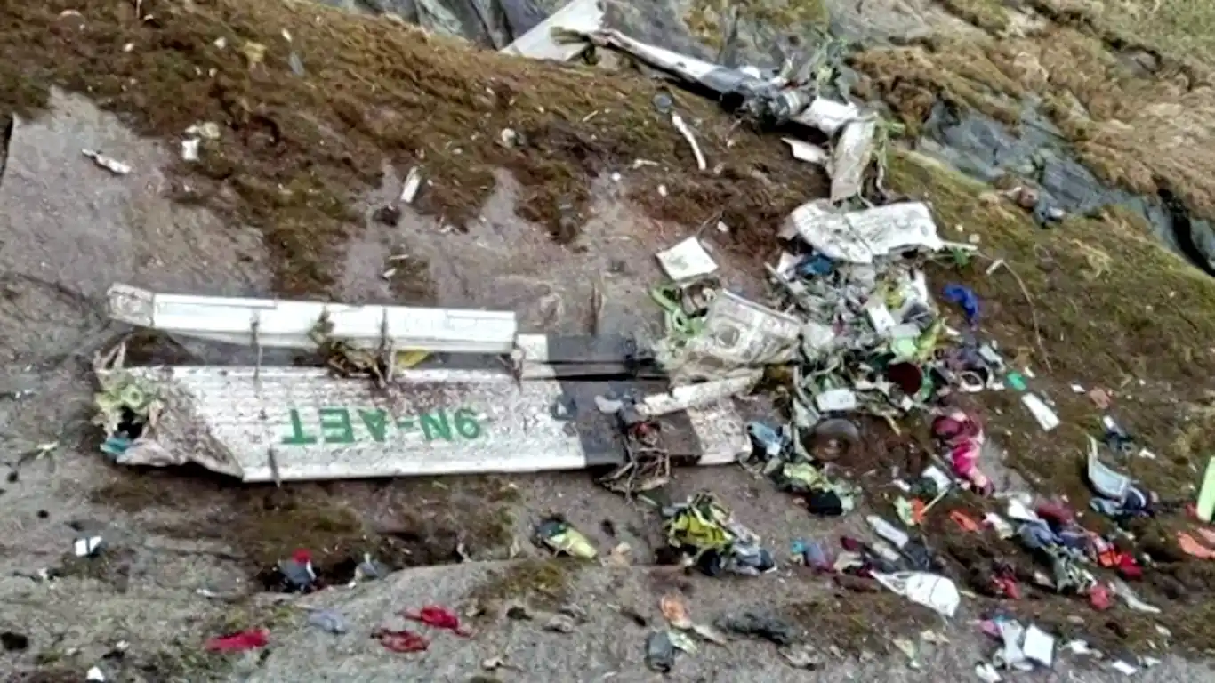 Recuperan casi todos los cadáveres entre los restos del avión que se estrelló en Nepal
