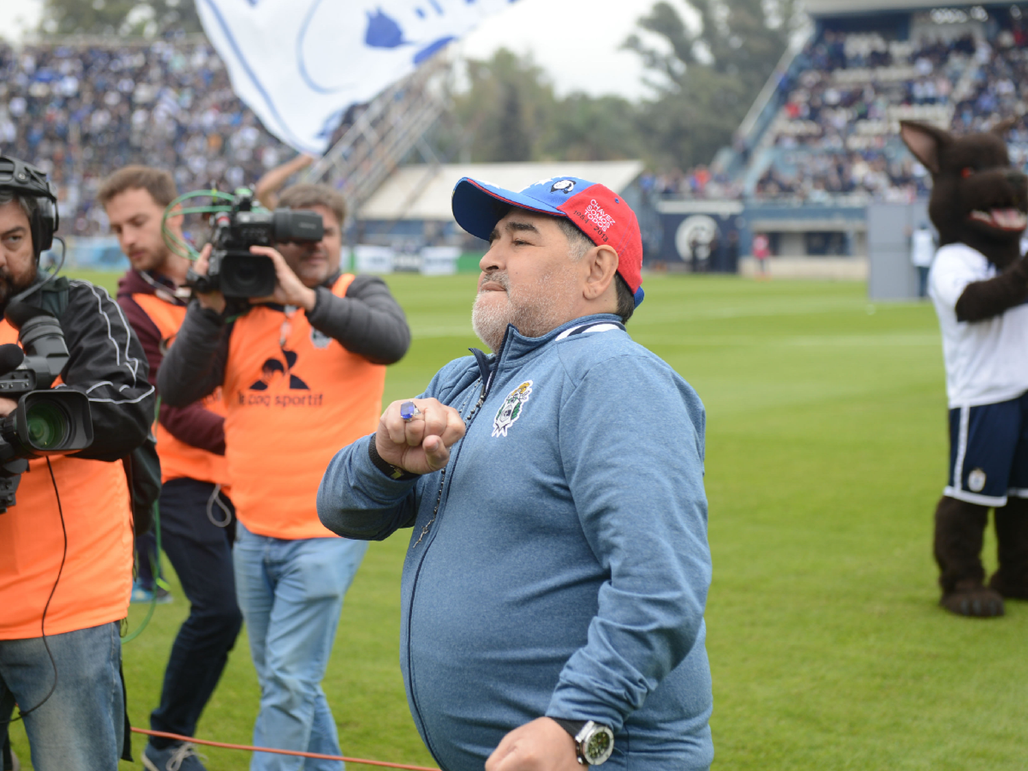 Maradona obsequia camiseta para subasta solidaria