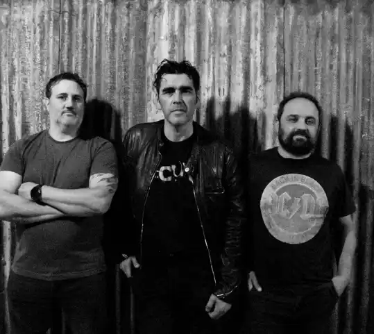 Los Otros acaban de lanzar La hora de los otros, el primer larga duración de la banda.