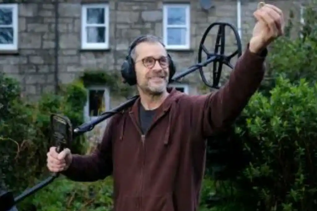 Le regalan un detector de metales y encuentra en su jardín un anillo de oro romano