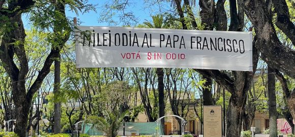 “Milei odia al Papa” y el que colgó los pasacalles odia a los árboles