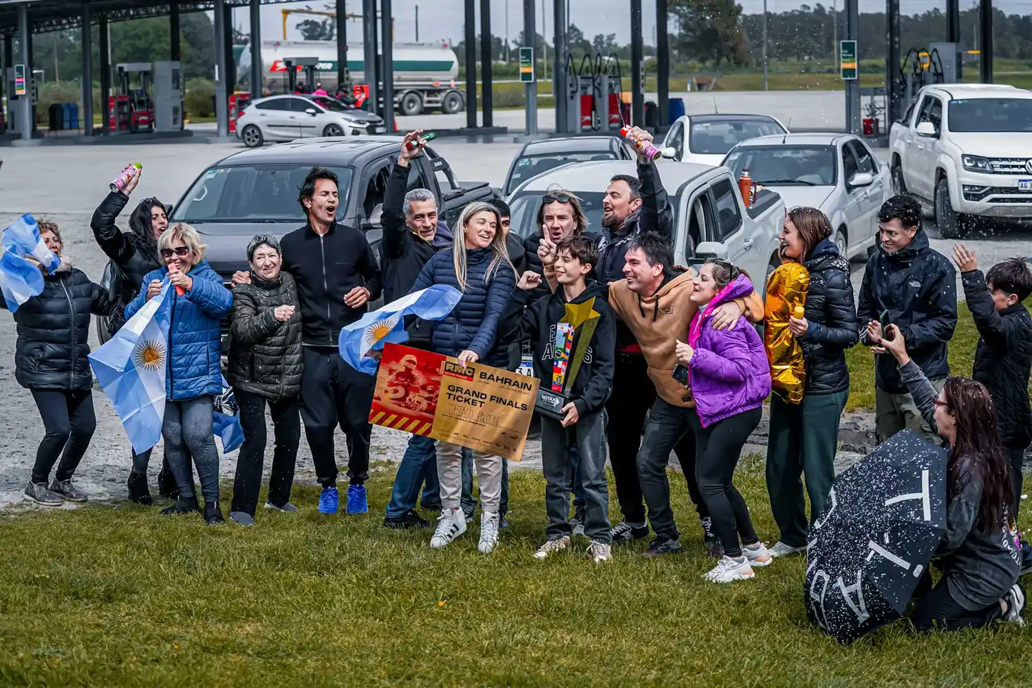 Alegre recibimiento a Thiago Palotini en su llegada a Necochea, tras ser campeón en Ecuador