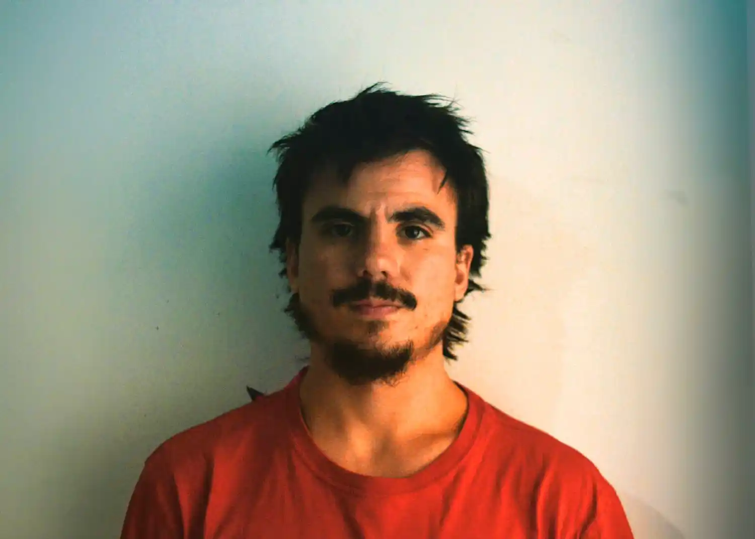 De la aventura al aula: Juan Cruz Falco promueve las lenguas indígenas en redes sociales.