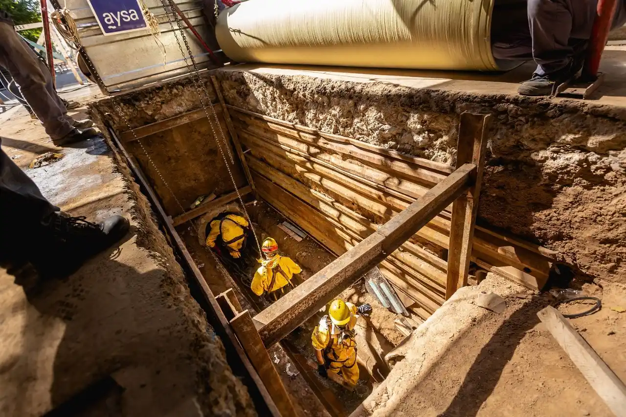 AySA finalizó la reparación de una cañería primaria de agua en Esteban Echeverría