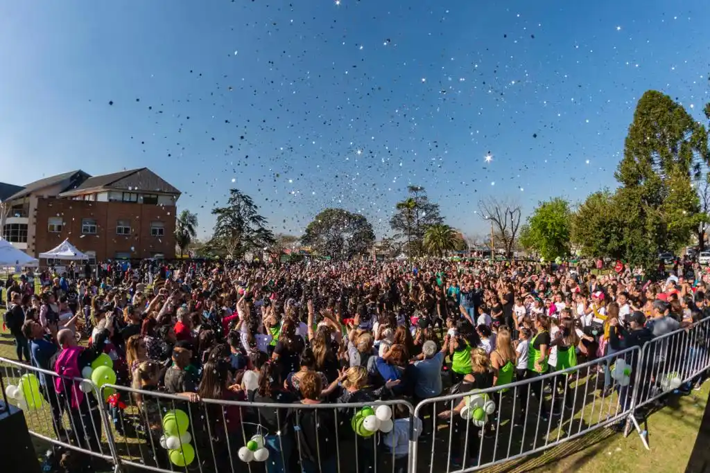 Hurlingham recibió la estación de la primavera con música y kermés