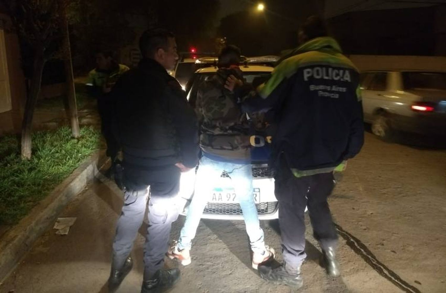 Intentó robarle un celular con un cuchillo y terminó aprehendido