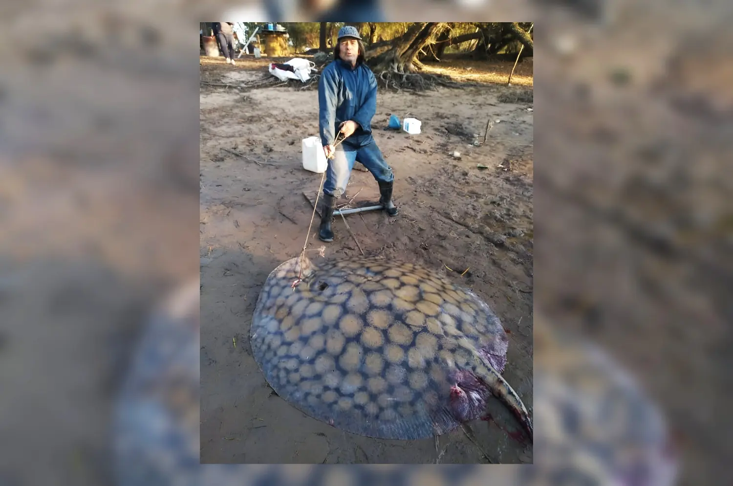 Cacharpa posa con la raya, apenas la sacó del agua.