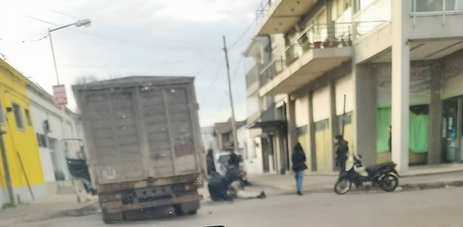 Chocaron moto y camión en Mitre y Caseros