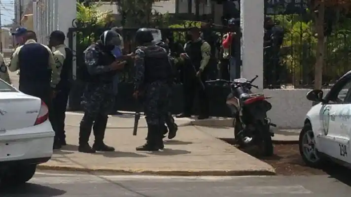 PÁNICO en MARACAIBO: sujetos lanzan granada a un negocio con saldo de un herido y autos dañados