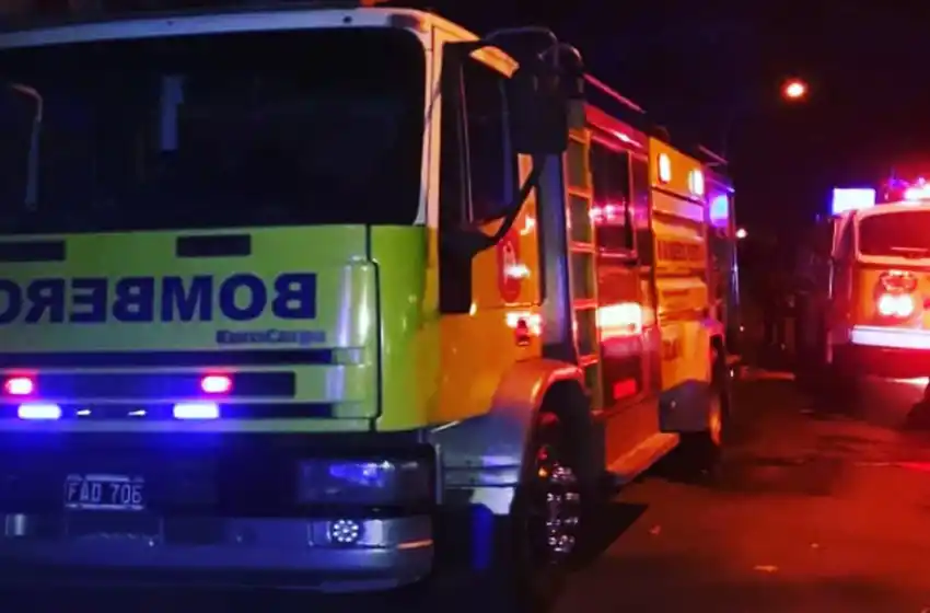 Dejó una radio sobre el calefactor encendido y casi incendia su departamento