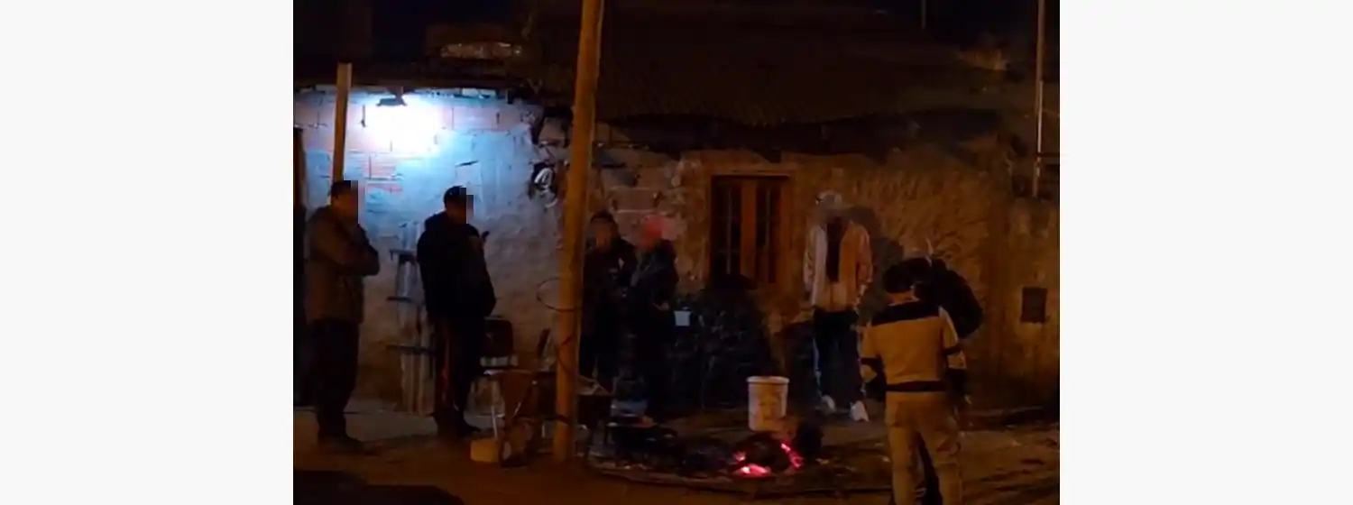 Matan a un hombre de un disparo en el pecho: estaba comiendo un asado junto a otras personas