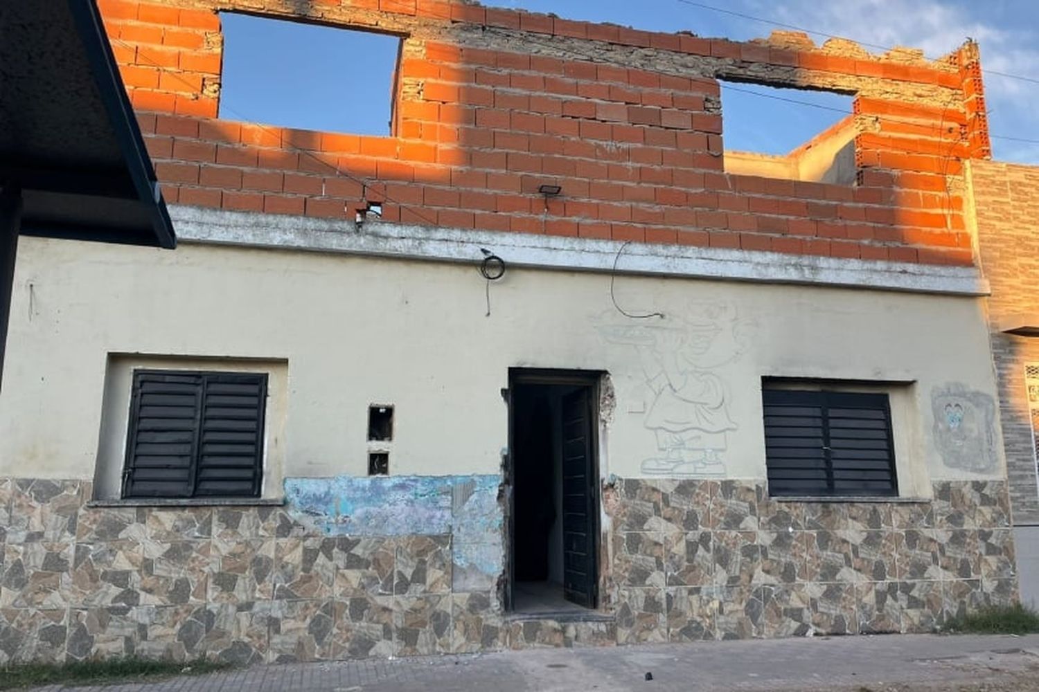 Derrumban punto de venta de drogas donde vivía la policía detenida en zona sudoeste