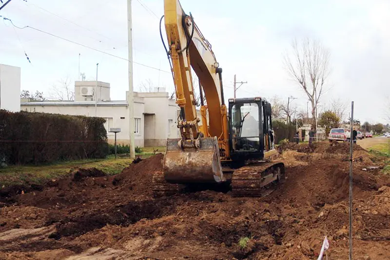 Continúan las tareas de nivelación en una calle