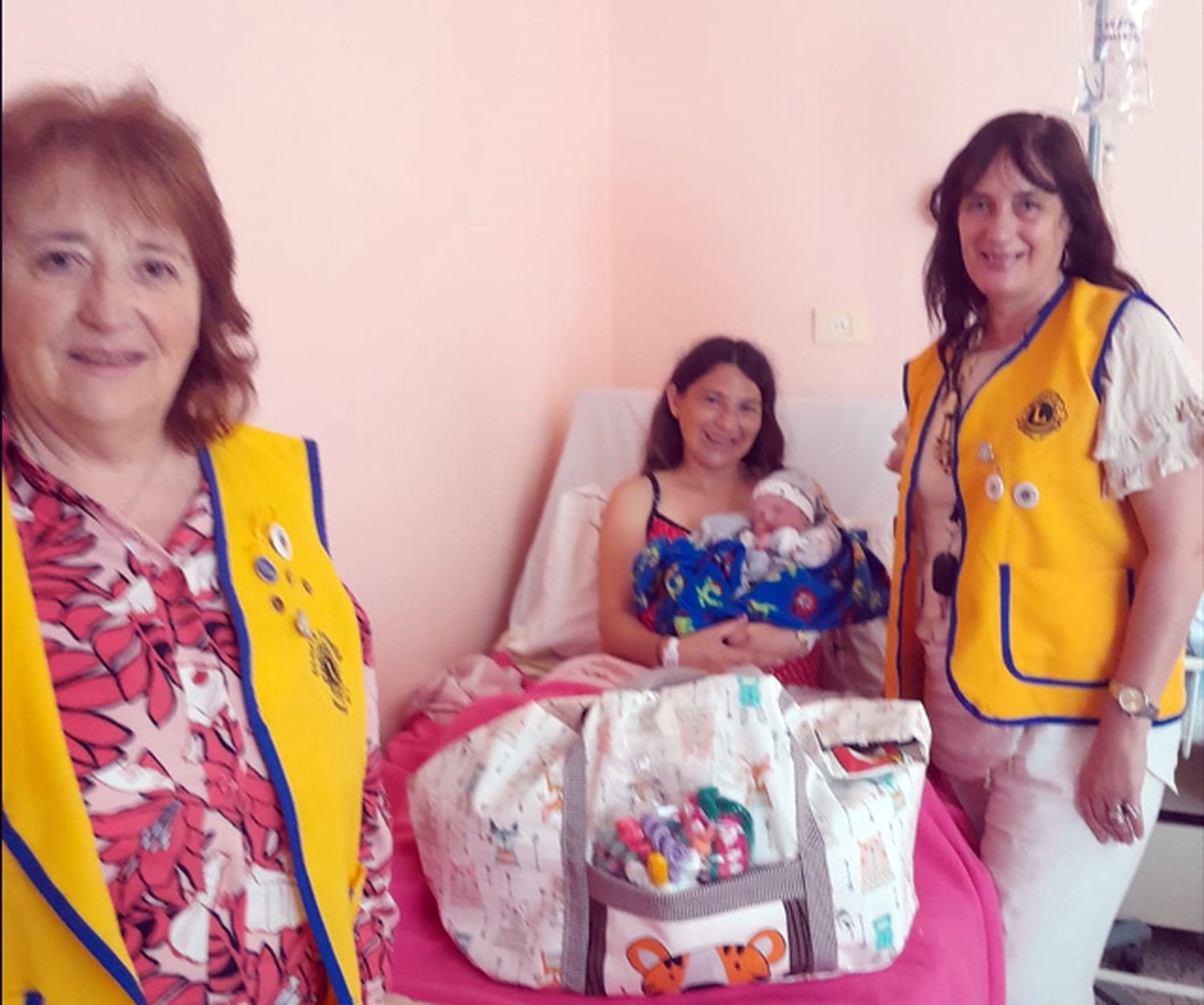 Ajuar. El Club de Leones le hizo entrega del ajuar a su mamá