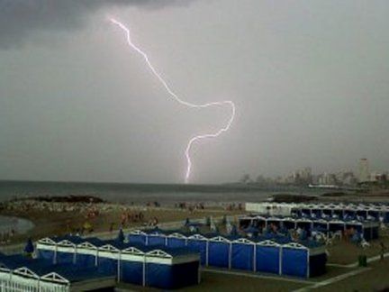 Especialistas aseguran que los pararrayos en las playas ponen en riesgo a los veraneantes