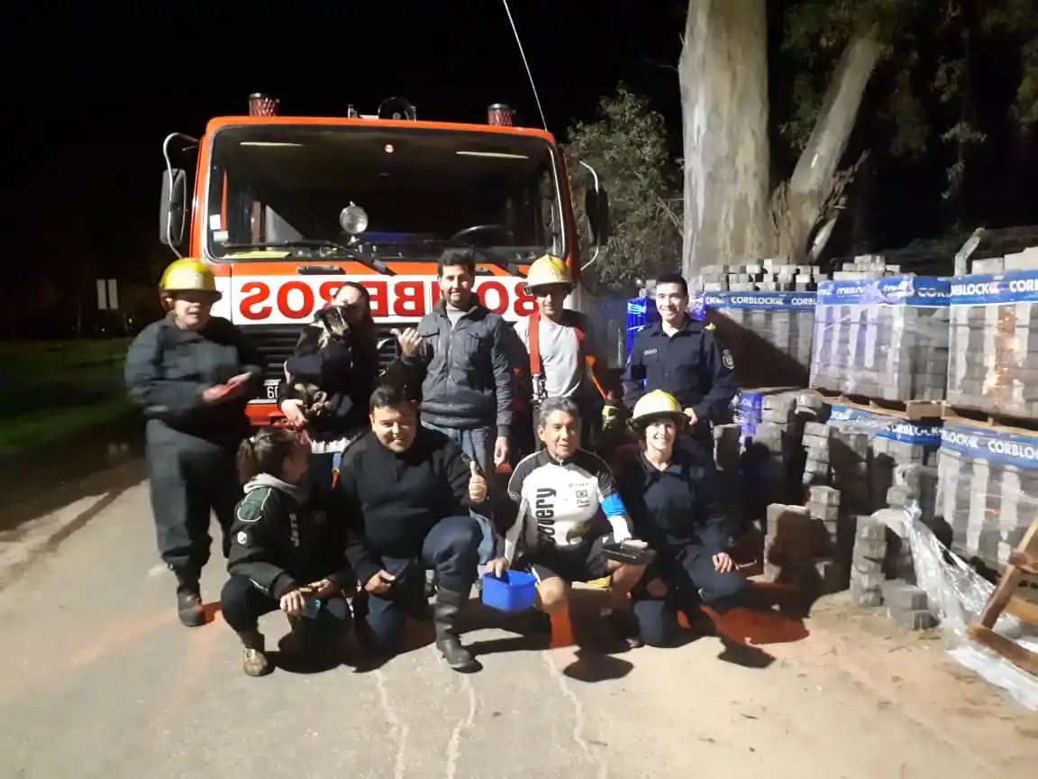 Equipazo: Bomberos y Policía rescataron a un perrito en el Parque