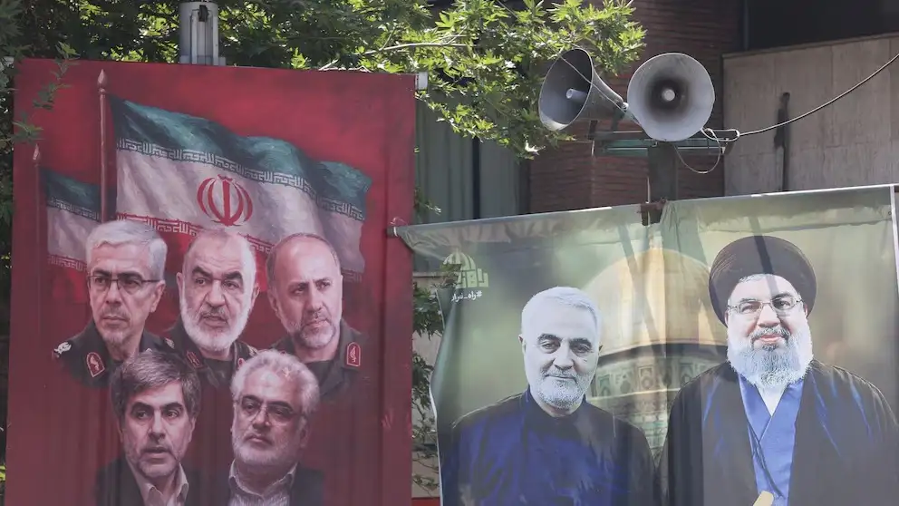 A la izquierda se muestra a los popes militares y científicos nucleares ejecutados en los ataques israelíes contra Irán expuestas en una calle de Teherán; a la derecha el extinto jefe de la Guardia Revolucionaria, Qassem Soleimani y el fallecido pope de Hezbollah, Hassan Nasrallah.