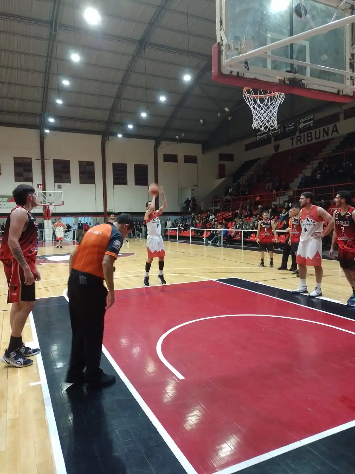 FOTO VALERIO
Andrizzi, a punto de lanzar un tiro libre. (Foto gentileza "Mancha" Adaro).