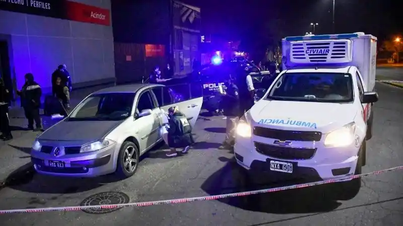 Rosario: emboscaron y acribillaron a un joven cuando iba en su auto