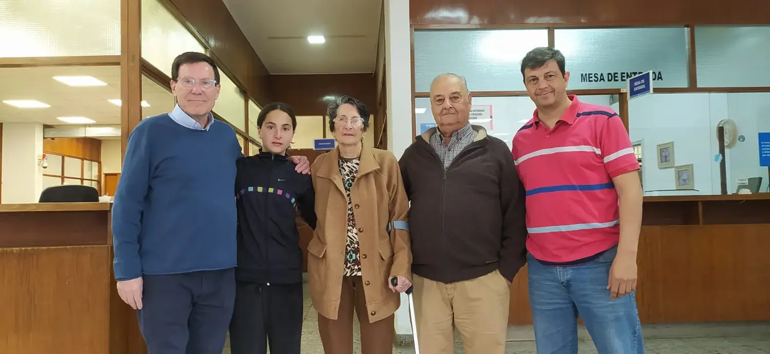 El intendente Juan Carlos Chalde, Emilia junto a sus abuelos Carlos y Silvia Alvarez, y el director de Producción, Juan Ignacio Colantonio