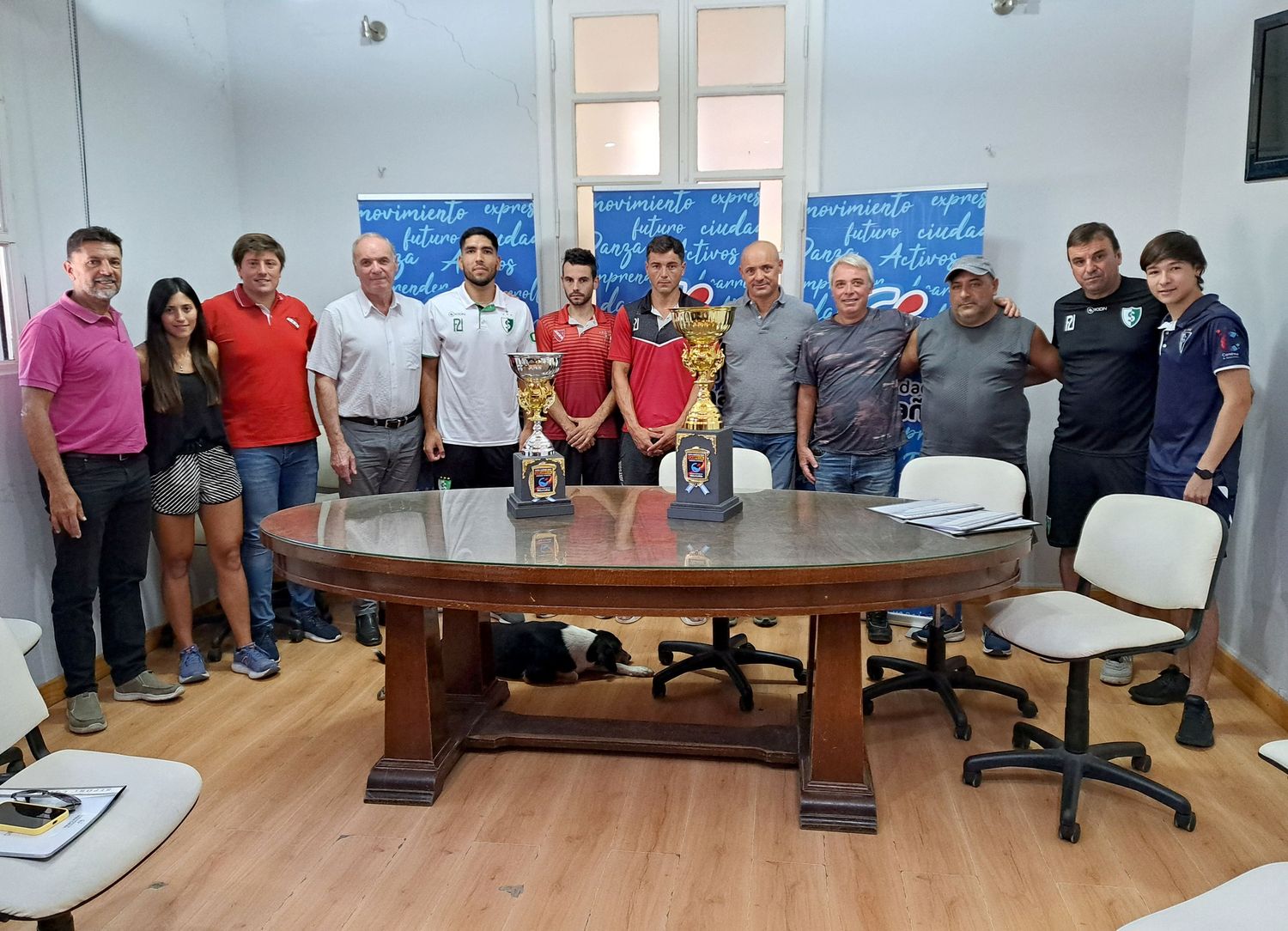 Funcionarios, entrenadores, jugadores y dirigentes, posando para la foto final.