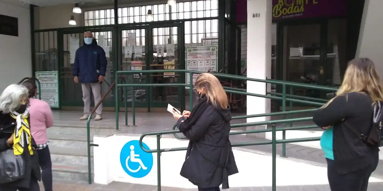 Intenso movimiento en el microcentro de la ciudad por la actividad bancaria