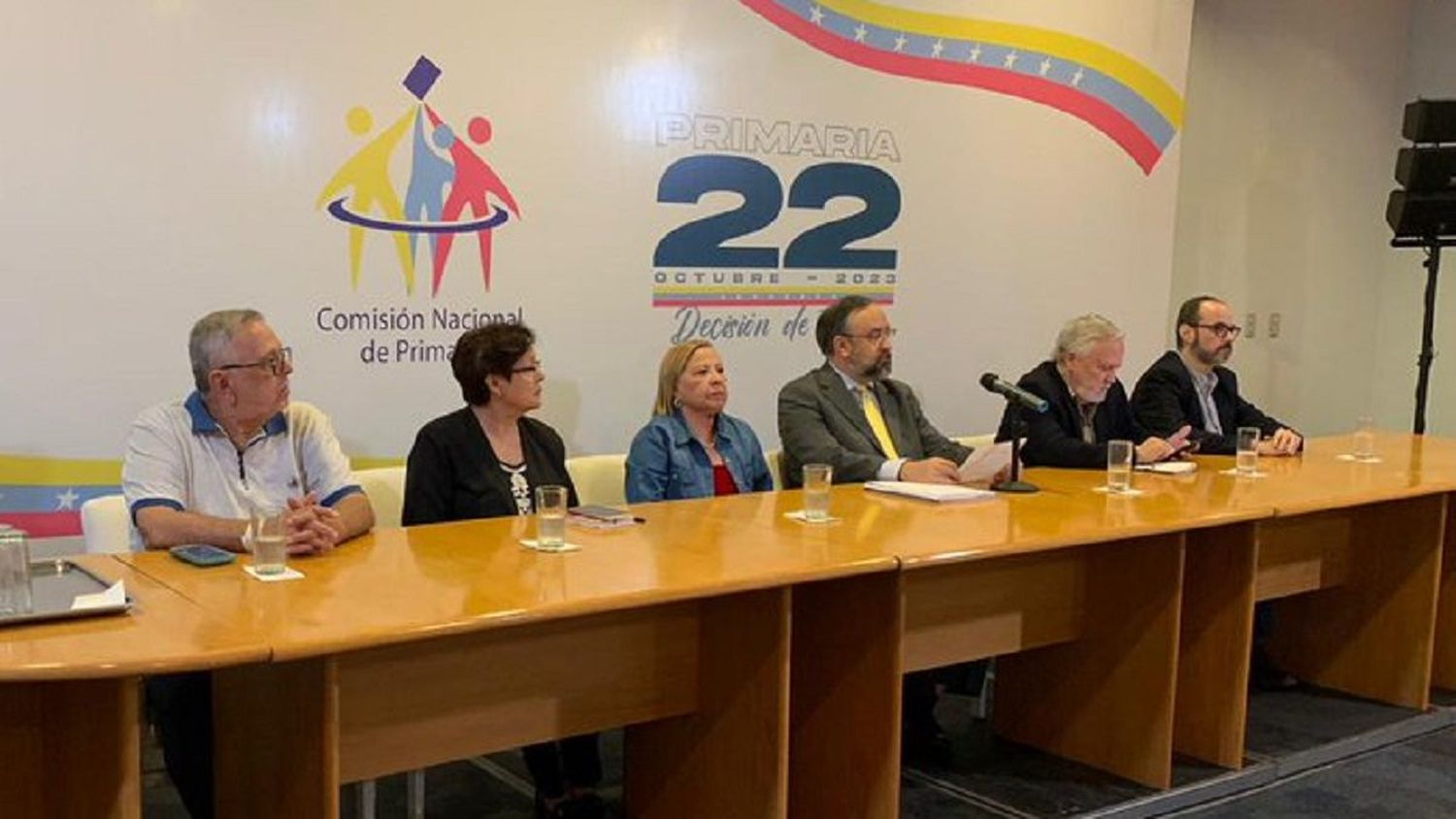 LOS VENEZOLANOS «ESTÁN VOTANDO EN PAZ»:  Comisión de primaria ofrece balance positivo