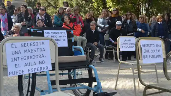 Lucecitas se manifestó ante una crisis que pide soluciones urgentes