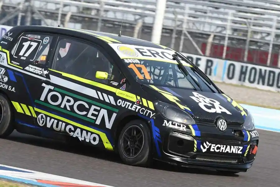 Pilotos rafaelinos con el Turisma Pista en elL "Gálvez"