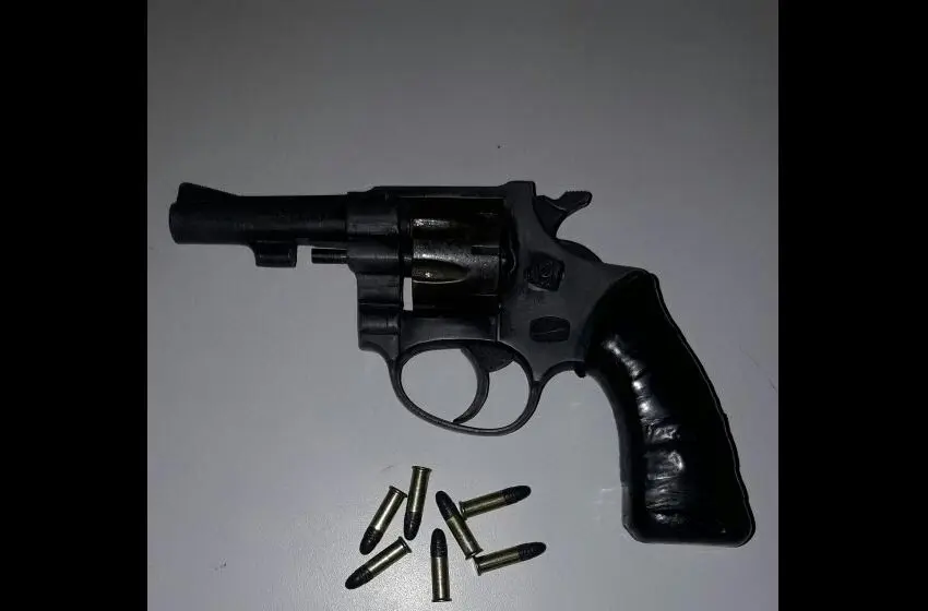 Cuatro detenidos con un arma