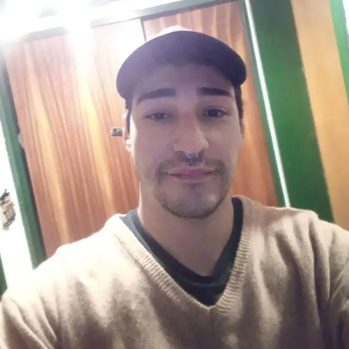 Buscan a un joven de Villa Constitución que perdió contacto con su familia mientras estaba en Brasil
