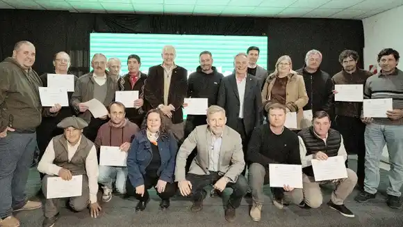 El Gobernador entregó créditos por 1.000 millones de pesos a productores