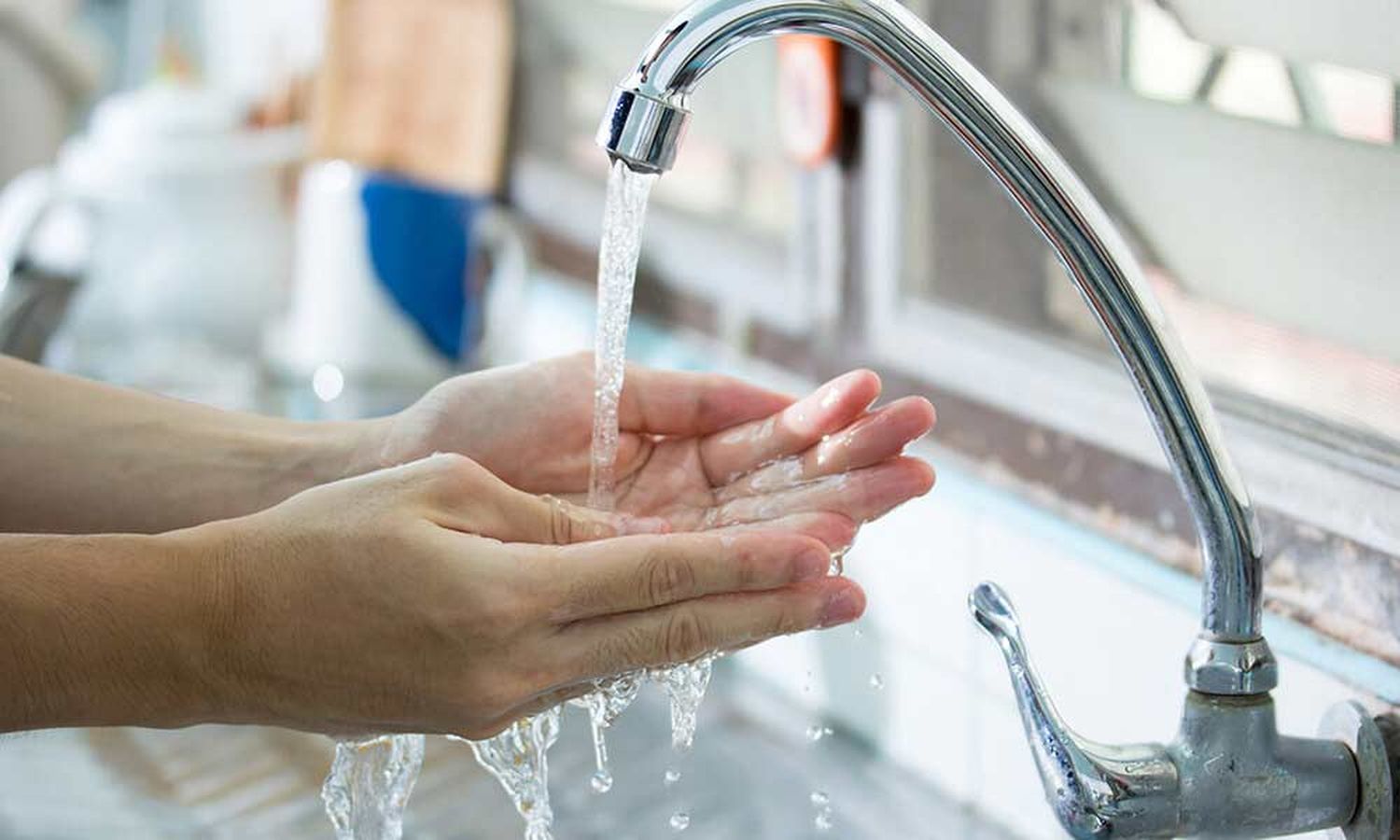 Vecinos de un barrio de Villa Gobernador Gálvez denuncian falta de agua y algunas familias caminan 200 metros diariamente para abastecerse