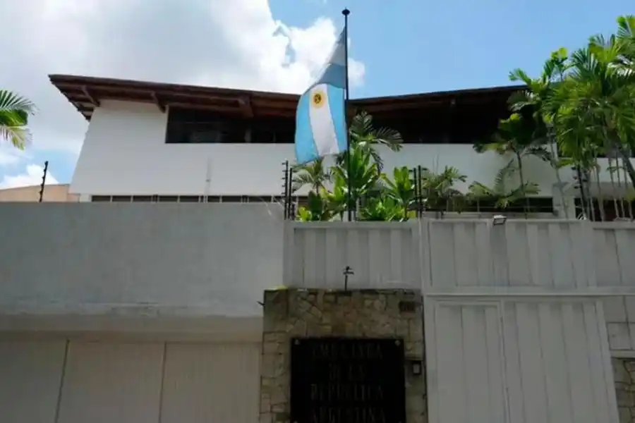 Desaparecieron  90 mil dólares de la cuenta de la embajada argentina en Venezuela