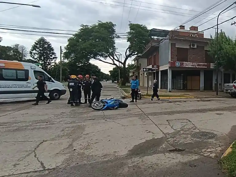 Los servidores públicos trabajando en el lugar del accidente.