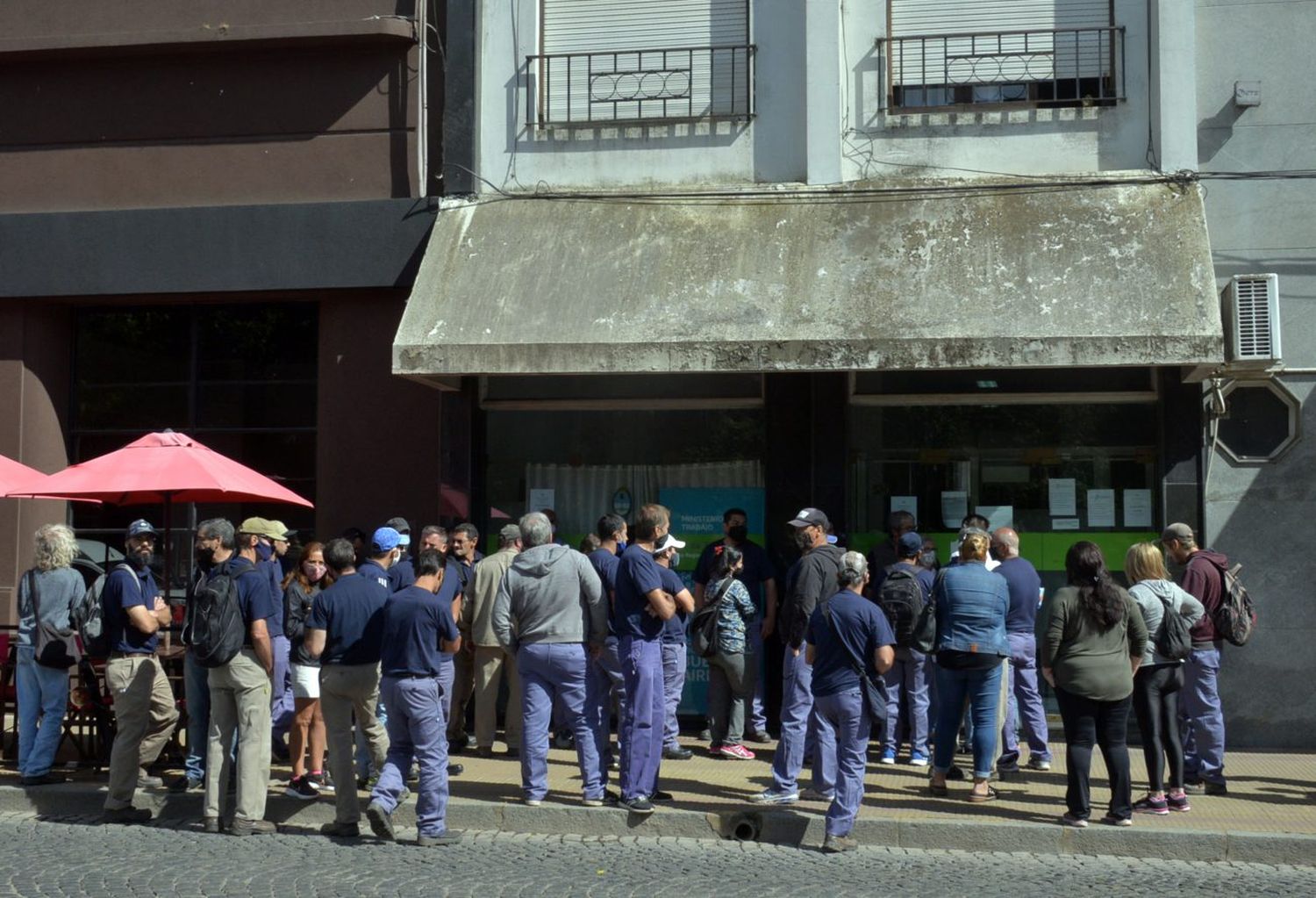 Trabajadores de la exLoimar se congregaron en el Ministerio de Trabajo