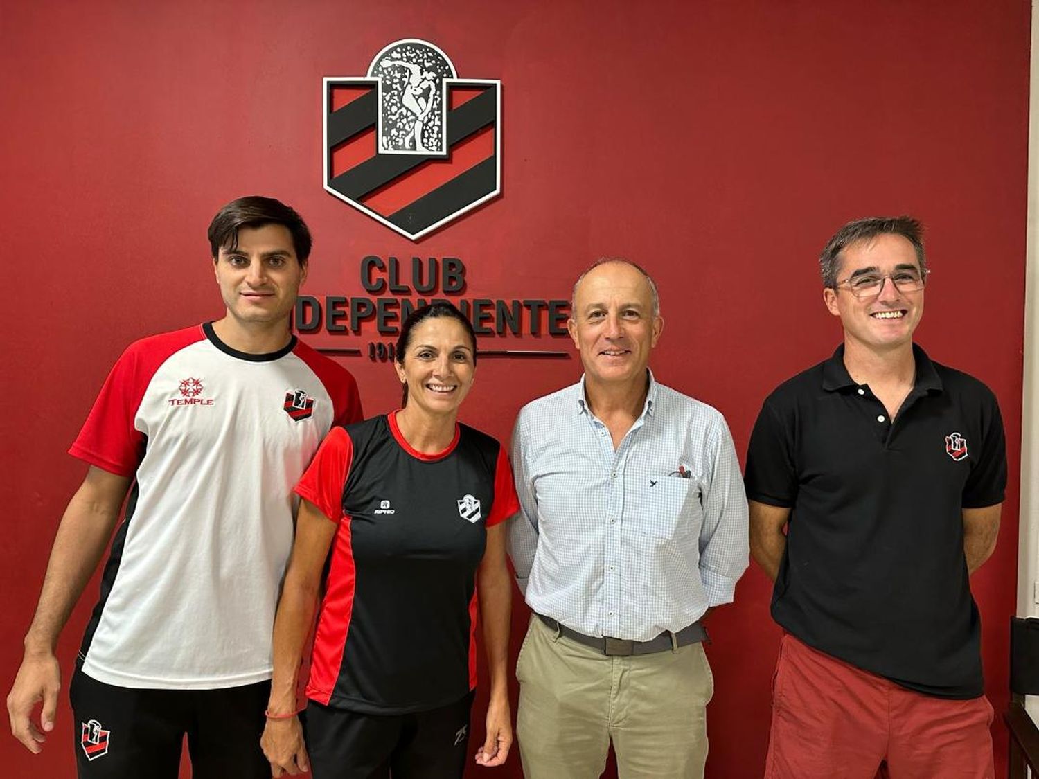 Federico Moles (coordinador en preparación física), Mariana Pérez Roldán, Osvaldo Dadiego y Juan Manuel Constantin (director deportivo de Independiente).