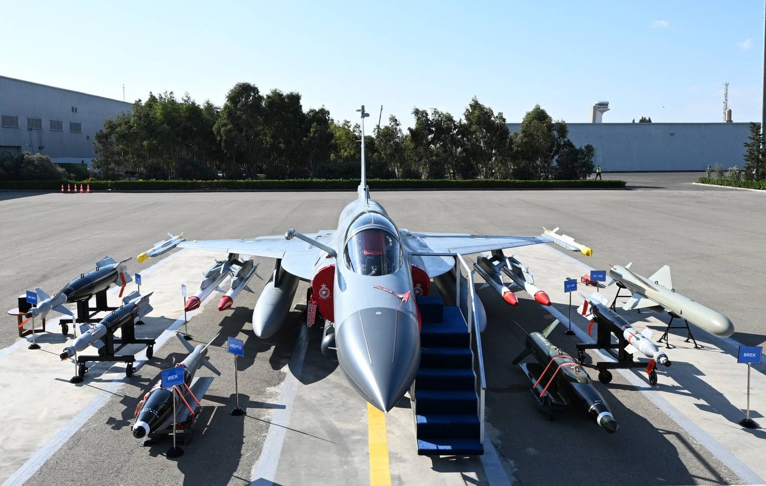 Pakistán anuncia la venta de 40 cazas JF-17 a Azerbaiyán, en un ambicioso acuerdo de defensa por USD 4.600 millones