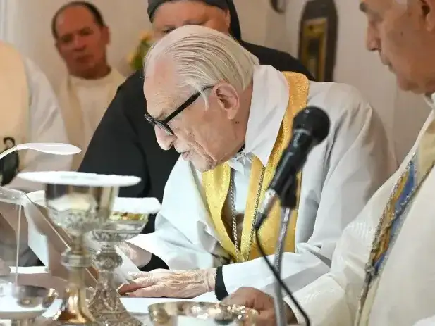 Preocupación por la salud del cardenal Karlic: sufrió una descompensación cardíaca y permanece internado