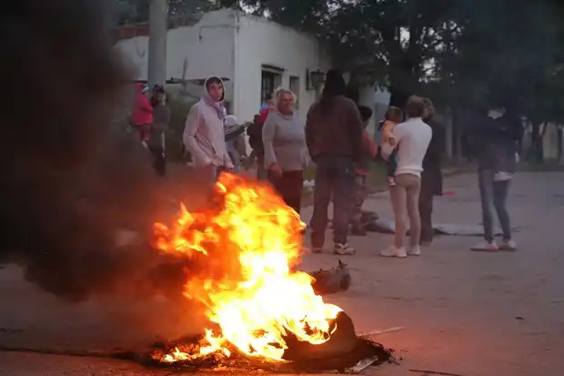 Vecinos de La Tablita cortan la calle por viviendas