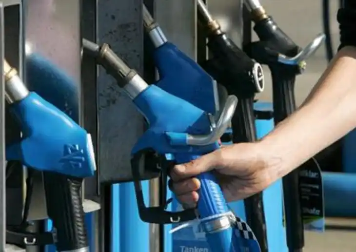 Por un acuerdo entre el Gobierno y las empresas, bajan 2,6% el gasoil y 0,1% las naftas