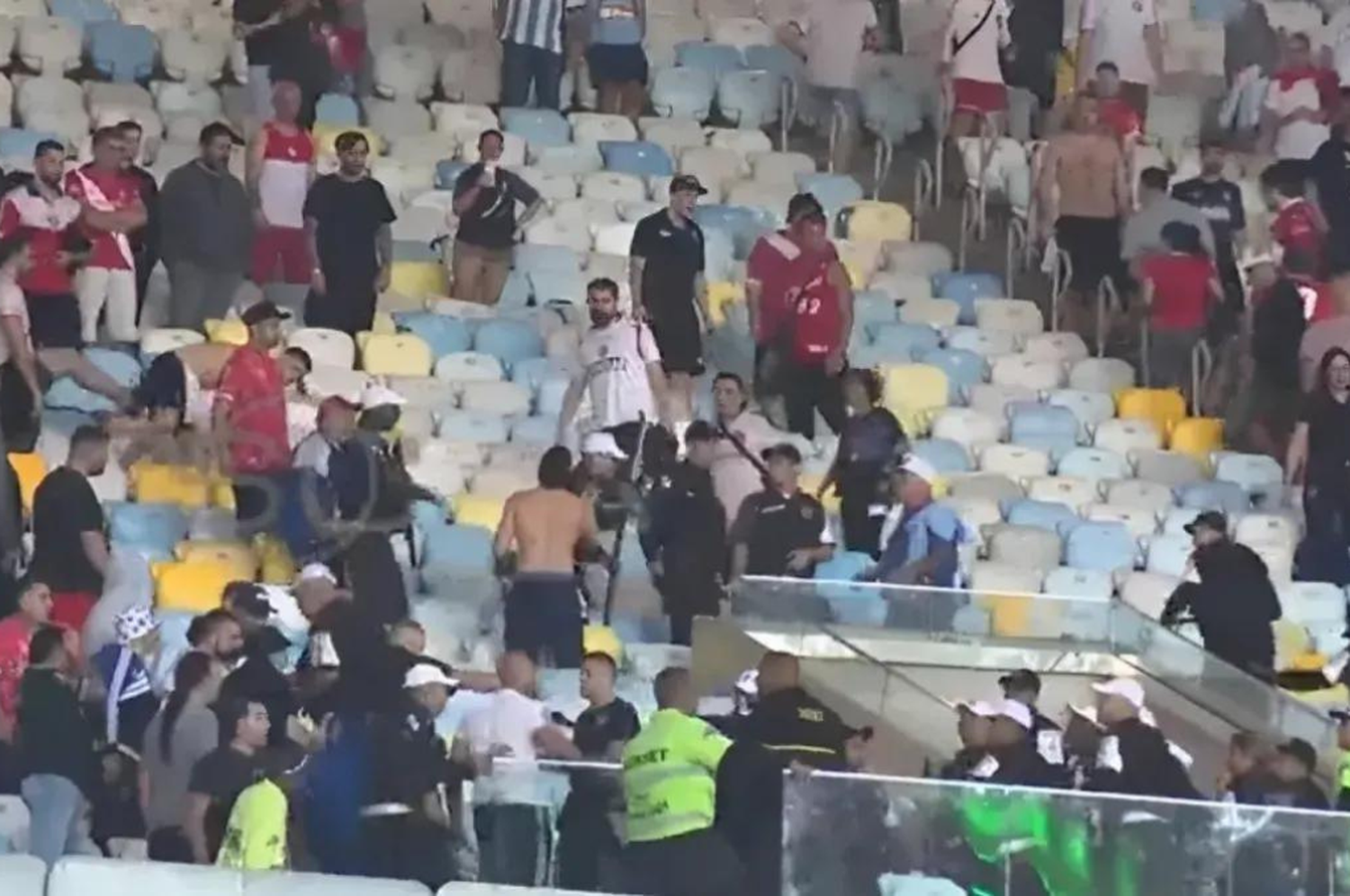 Graves incidentes entre hinchas de Argentinos y la policía